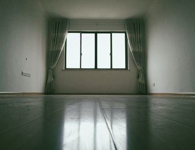 Apóyate en la tecnología para conseguir el espacio para montar tu casa. Unsplash/Val Stoker