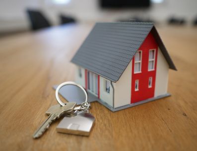 Comprar una vivienda es un paso que ayuda a las parejas a consolidar su relación. Unsplash / Tierra Mallorca