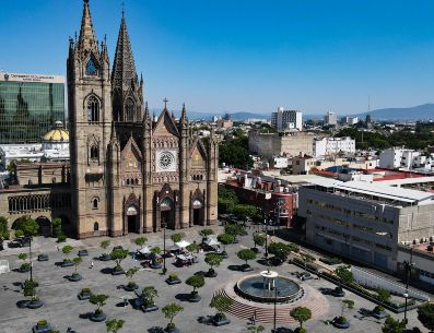 La iglesia de El Expiatorio comenzó su construcción el 15 de agosto de 1897 y terminó 75 años después en 1972 a cargo del arquitecto Díaz Morales. Espacios