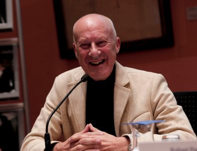Norman Foster ofrece conferencias por todo el mundo para invitar a jóvenes a continuar sus estudios. Espacios