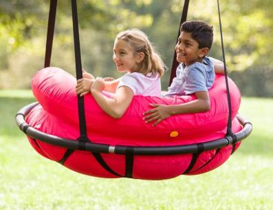 Pasa horas de diversión a lado de tus pequeños en el jardín. Pinterest/HearthSong Toys