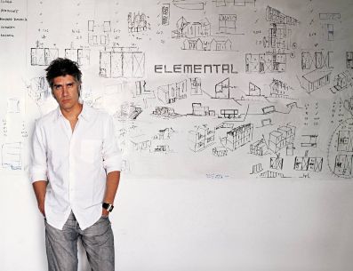 Alejandro Aravena es el primer arquitecto chileno en recibir el Premio Pritzker. AP