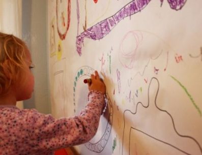Los niños comienzan su etapa creativa desde los 2 años. PINTEREST/The Artful Parent