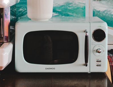Ahorra tiempo al preparar tus alimentos con un horno microondas. UNSPLASH/Isumi Daizy