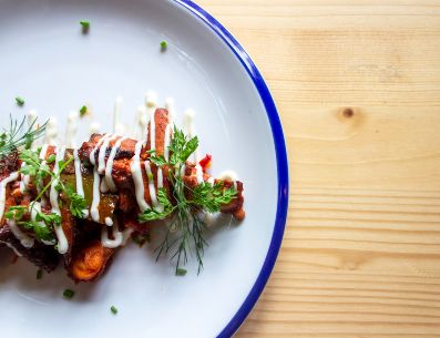 Cocinar nunca había sido tan fácil, conoce la practicidad de preparar tus alimentos en el microondas. UNSPLASH/Louis Hansel
