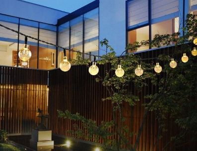 Ilumina tu jardín con esta espectacular decoración y disfruta de una carne asada sin preocuparte por la iluminación. Pinterest/Banggood
