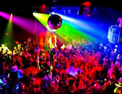 Fiesta, bebidas, compañía y un ambiente espectacular es lo que podemos vivir en Acapulco. Pinterest/rainbow-salta-tourist-informatio