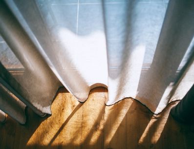 Las cortinas dan el toque elegante a cualquier espacio. UNSPLASH/Maria Orlova