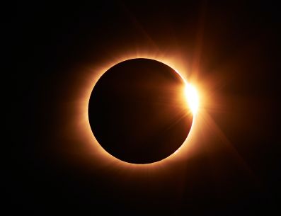 Los lentes de eclipse solar están diseñados específicamente para bloquear los rayos dañinos del Sol, como la luz ultravioleta y los rayos infrarrojos. UNSPLASH/Jongsun Lee