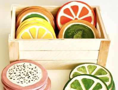 No dejes que tu mesa se manche y protégela con estos posavasos. Pinterest/Jenny Lemons