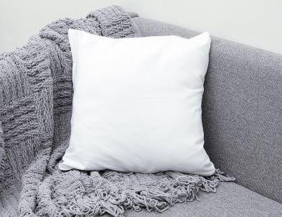 Los cojines siempre dan un toque de calidez e invitan al descanso. Mediamodifier/Unsplash
