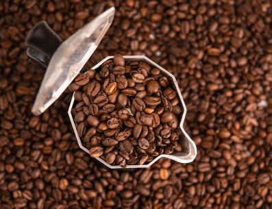 Una taza de café siempre motiva a realizar las tareas en la oficina. Alexandr-M;arynkin/Unsplash