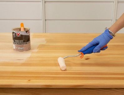 El barniz es una de las mejores herramientas para regresarle vida a los muebles. Pinterest.