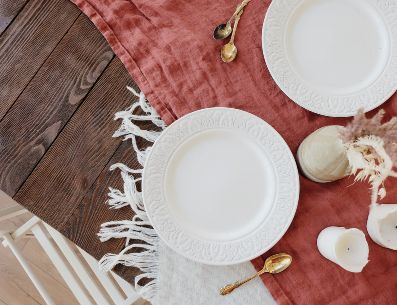Una vajilla especial en casa es un toque decorativo y de elegancia. Katsia Jazwinska/ Unsplash