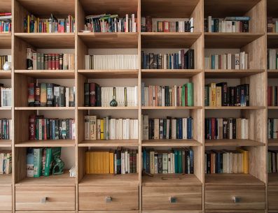 Los libreros pueden ser el principal elemento de decoración de nuesta casa. L. Pickawood/Unsplash