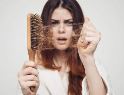 Si al cepillarte el cabello se desprenden más de dos o tres pelos, la caída está siendo más intensa de lo normal. PINTEREST/ Mejor con Salud