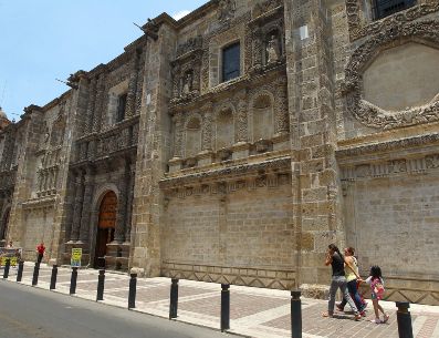 El templo de Santa Mónica se ubica en la calle Santa Mónica, entre San Felipe y Reforma, en el Centro Histórico de Guadalajara. Espacios