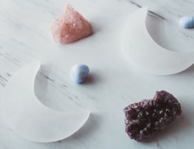 Los expertos aconsejan no combinar más de tres tipos de piedras para evitar interferencias energéticas, así que no te lances y escoge correctamente con base a sus propiedades. PIXABAY/ GabbyConde
