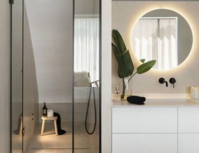 Decidir entre un par de puertas o cortinas para tu baño deberá depender de tus necesidades de espacio. PINTEREST/ 10 Decoración