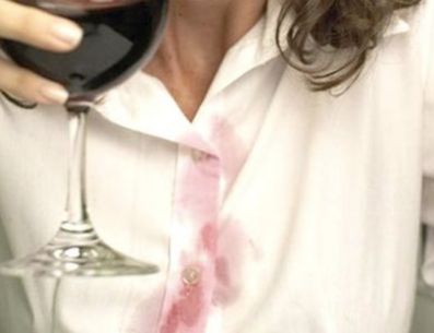Las manchas de vino tinto en la ropa puede resultar en un verdadero problema para quitarlas. PINTEREST/ PureWow
