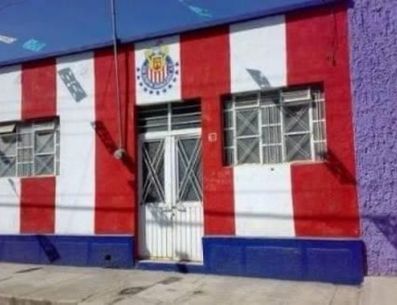 A un aficionado de fútbol en México le pareció una buena idea pintar su casa de su equipo favorito: las Chivas. TWITTER/ @Gaspar_Sparco