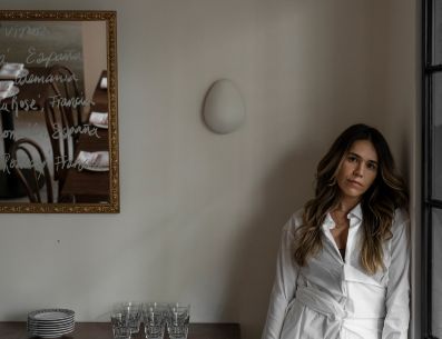 Rosela Barraza es una diseñadora mexicana que se caracteriza por siempre desarrollar en sus proyectos de interiores el respeto por la arquitectura y esencia del espacio, pues toma en cuenta tanto el entorno como los conceptos y valores adecuados para fusionar el bienestar de cada área del sitio. ESPECIAL