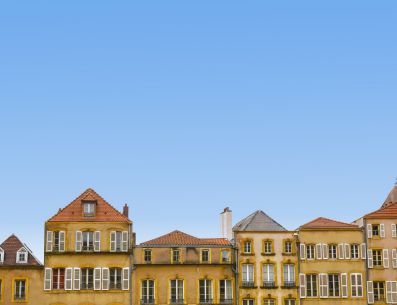 La eurodiputada ecologista neerlandesa Kim van Sparrentak, la precarización en aumento de la vivienda en Europa se debe a la "financiarización del mercado", con "inversores institucionales". PIXABAY/ mikecook1