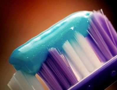 La pasta dental tiene propiedades singulares que la convierten en un excelente aliado para la limpieza. PINTEREST/ Mejor con salud