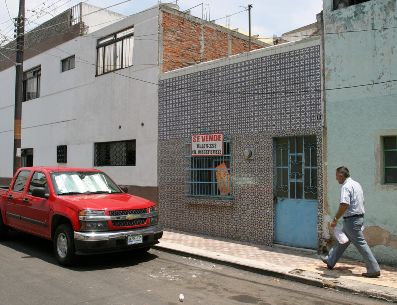 Un extranjero puede comprar un bien inmueble en el país, sólo debe de cumplir las normas vigentes para el caso. Especial