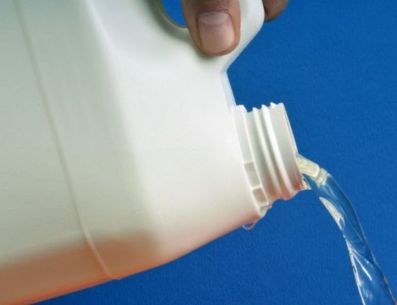 No mezclar el Cloro con otros productos de limpieza puede ayudarte a prevenir accidentes y consecuencias perjudiciales para la salud. PINTEREST/ Cocina Delirante