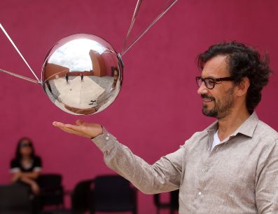 El artista Luciano Matus presentó su obra titulada "Intervención" el pasado 1 de junio de 2023, en el Patio de las Esculturas del Museo de Arte Contemporáneo (MARCO) en la ciudad de Monterrey -México-. EFE/Gabriela Perez