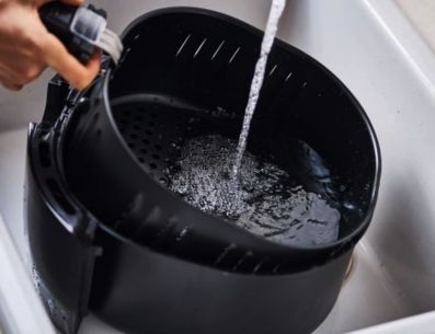 Si no limpias tu freidora de aire con regularidad, podrías desencadenar contaminación cruzada entre alimentos, intoxicaciones, infecciones, menor calidad de la comida o, incluso, un incendio. PINTEREST/ Cocina Vital