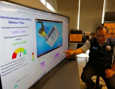 El director del Instituto de Energías Renovables de la Universidad de Guadalajara (UDG), Alberto Coronado, muestra los resultados de un sistema de monitoreo para vigilar la eficiencia energetica, el 2 de junio de 2023, en el municipio de Tonalá (Mexico). EFE/Francisco Guasco