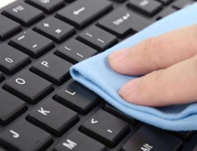 Saber cómo limpiar el teclado de tu PC de la manera correcta puede prolongar su vida útil y prevenir problemas de funcionamiento, en general. Así que no te pierdas cómo limpiar este teclado. PINTEREST/ umCOMO