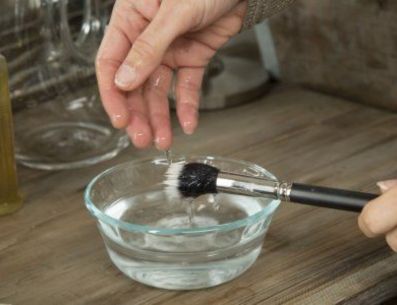 Nuestras brochas de maquillaje que solemos usar en casa son herramientas imprescindibles para llevar a cabo un makeup de nivel y debemos de cuidarlas como se merecen para evitar la propagación de bacterias en nuestro rostro. PINTEREST/ Craftología
