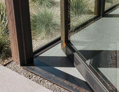 Dependiendo del origen del problema del roce de tu puerta con el piso es el remedio que deberás de aplicar. PINTEREST/ ArchDaily