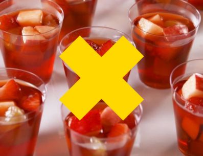 Los Centros para el Control y Prevención de Enfermedades señalan que es bueno tomar un poco de alcohol y acompañarlo con las botanas que más nos gustan, pero no debemos olvidar que todo cambia cuando nos excedemos. PINTEREST/ Delish