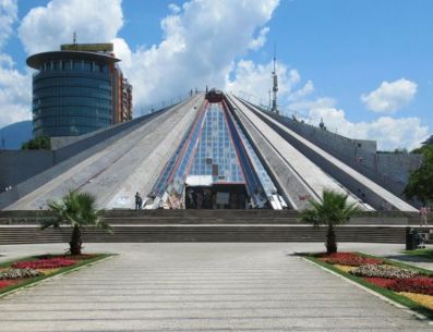 La "Pirámide" en Tirana, Albania, fue originalmente el Museo Enver Hoxha (1988) con una estrella roja brillante en la punta del edificio. Más tarde se convirtió en discoteca, pero ahora está cerrada. PINTEREST/ David Stanley