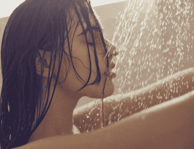 Pese a que hay personas que prefieren tomar su baño del día por las mañanas, especialistas de la salud han revelado que hacerlo por las noches trae más beneficios. PINTEREST/ Yahoo! en Español