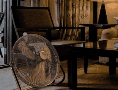 Aunque no es bueno dejar el ventilador actuando toda la noche para mitigar el calor, tampoco se recomienda cambiarlo por el aire acondiconado. PINTEREST/ Mujer Hoy