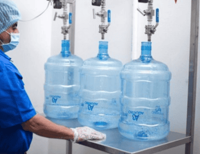 El costo del garrafón de agua en las purificadoras oscila entre los 15 y 16 pesos, mientras que las marcas de reparto a domicilio se venden entre 30 a 35 pesos. PINTEREST/ Cocina Vital