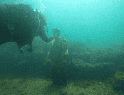 El Parque Sumergido de Baia, que se empezó a descubrir en 1969 por el hallazgo de dos esculturas, es un yacimiento excepcional que, por su situación, exige del constante control de los movimientos telúricos que siguen fraguándose en su subsuelo. EFE/ ARCHIVO