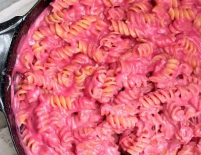 Hasta los platillos más impensables se han pintado de rosa para recibir el estreno de la película de Greta Gerwing, "Barbie", convirtiendo sus ingredientes principales en un colorido y delicioso manjar. PINTEREST/ Claire | Wayfaring Claire