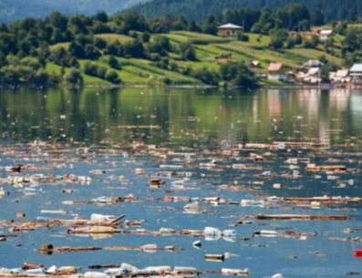 Una de las amenazas asociada es que el plástico que se acumula en la superficie de los sistemas acuáticos, se descompone y "puede favorecer la liberación de metano y otros gases de efecto invernadero". PINTEREST/ fundacionaquae.org