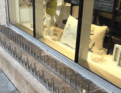 Arquitectura hostil afuera de una tienda impide que las personas puedan sentarse cerca del cristal. PINTEREST/ VICE Magazine