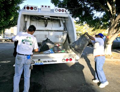 Los camiones de recolectores de basura tradicional también hacen una selección y clasificación de la basura para que su desecho sea más fácil. Espacios