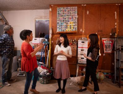 Marie Kondo ayuda a personas que están dispuestas a romper la barrera de su propio desorden para llegar al hogar que siempre soñaron. Netflix.