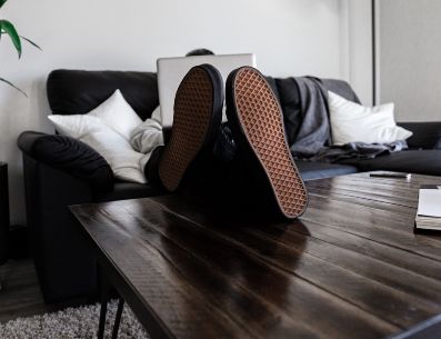 Esocoge un mueble a tus necesidades para desarrollar tus actividades profesionales.Dillon Shook/Unsplash