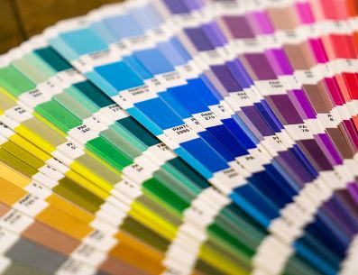Conocer y aplicar los fundamentos de la teoría del color nos ayuda a mejorar el resultado de los interiorismos. Mika Baumeister/Unsplash