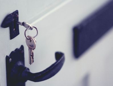 Además de elegir la cerradura adecuada, es necesario instalarla correctamente para garantizar su eficacia. Jaye Haych/Unsplash